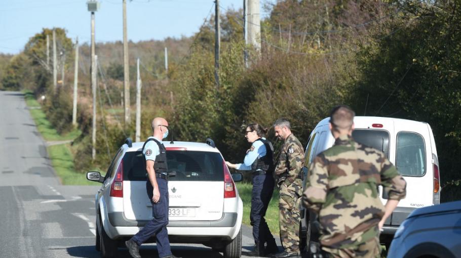 Des gendarmes près de la forêt de Bellebranche le 9 novembre