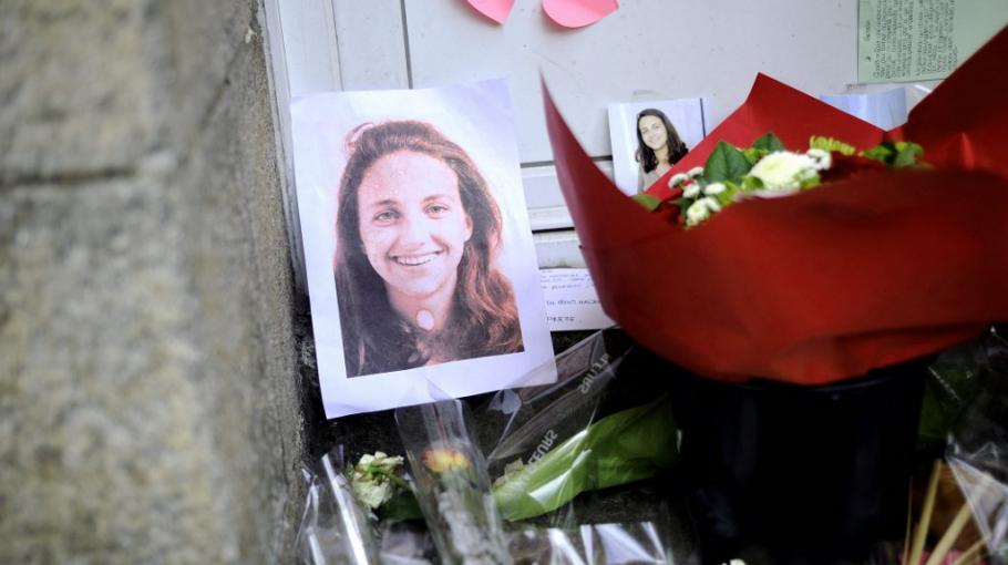 Des photos, des fleurs et des messages laissés devant la porte des Dupont de Ligonnès à Nantes