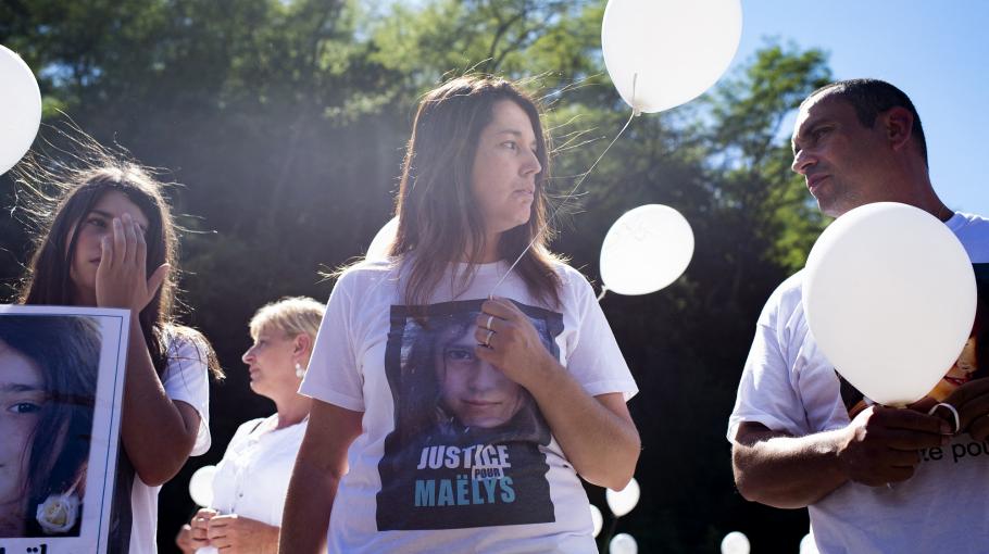 La maman de Maëlys lors d'une marche blanche en hommage à la fillette