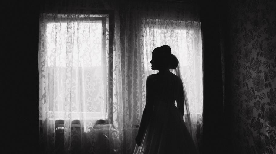 Une femme à la fenêtre