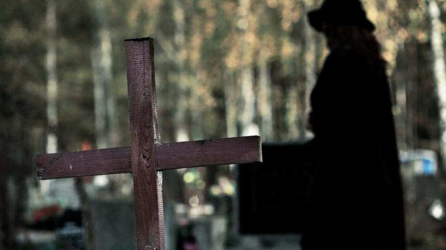 Une femme dans un cimetière
