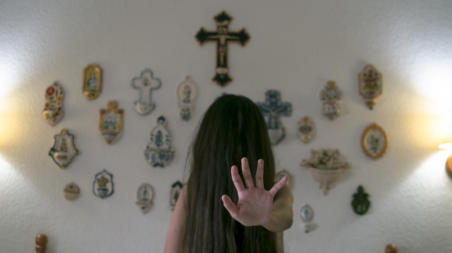 Une femme devant des objets religieux