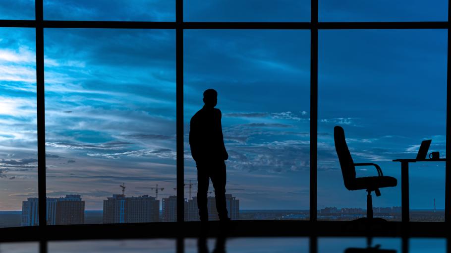 Un homme d'affaires près d'un bureau
