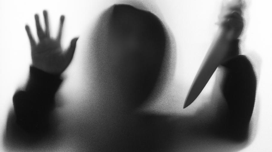 L'ombre d'un homme avec un couteau