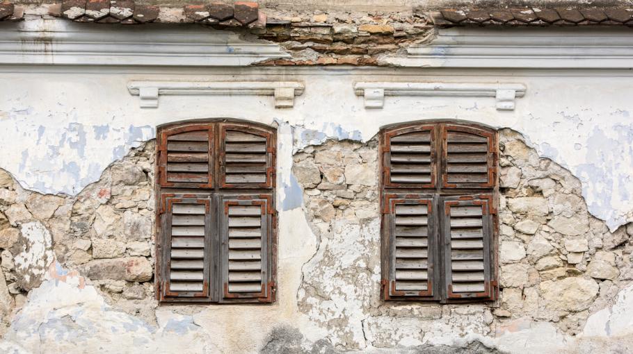 Une vieille maison aux volets fermés