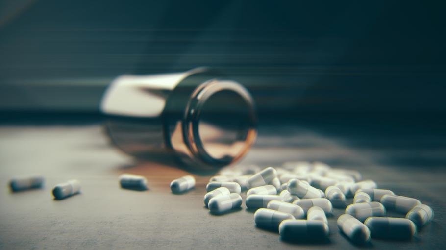Une boîte de médicaments renversée