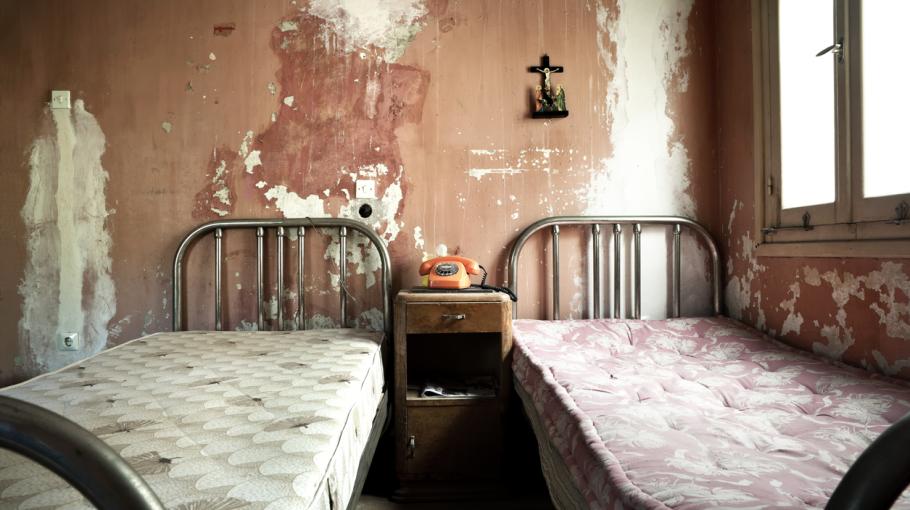 Une chambre d'hôtel abandonnée