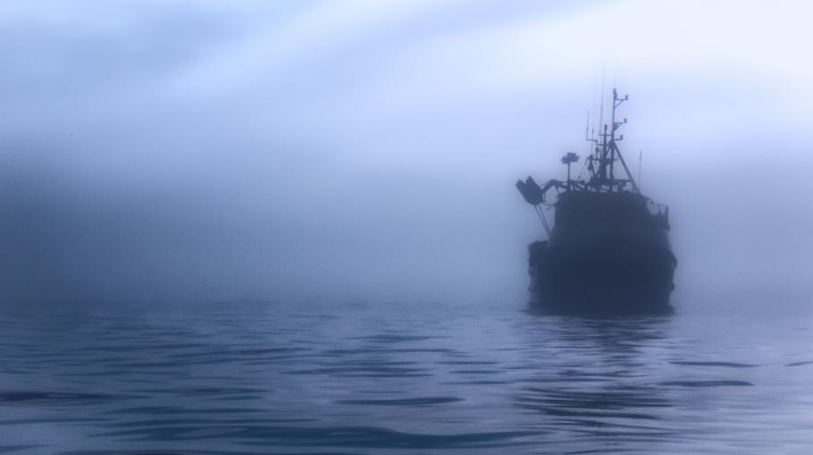 Un bateau dans la brume 