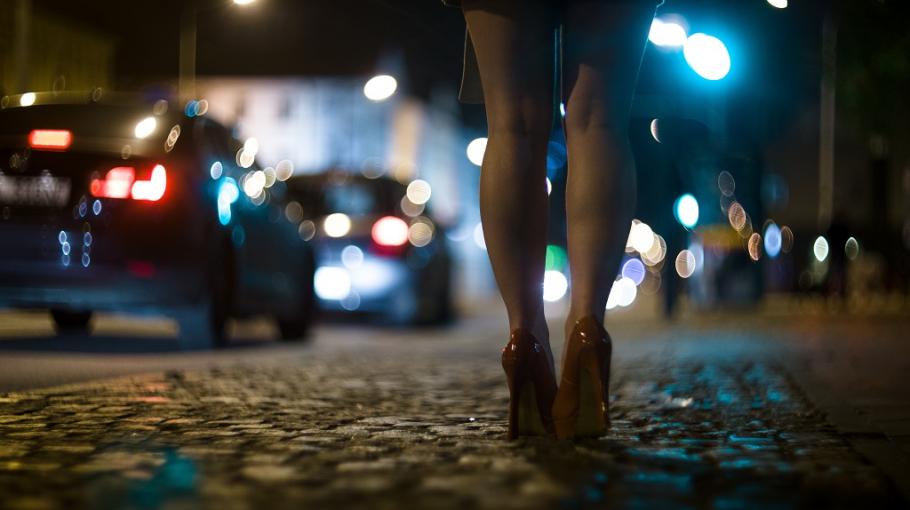 Une femme sur un trottoir