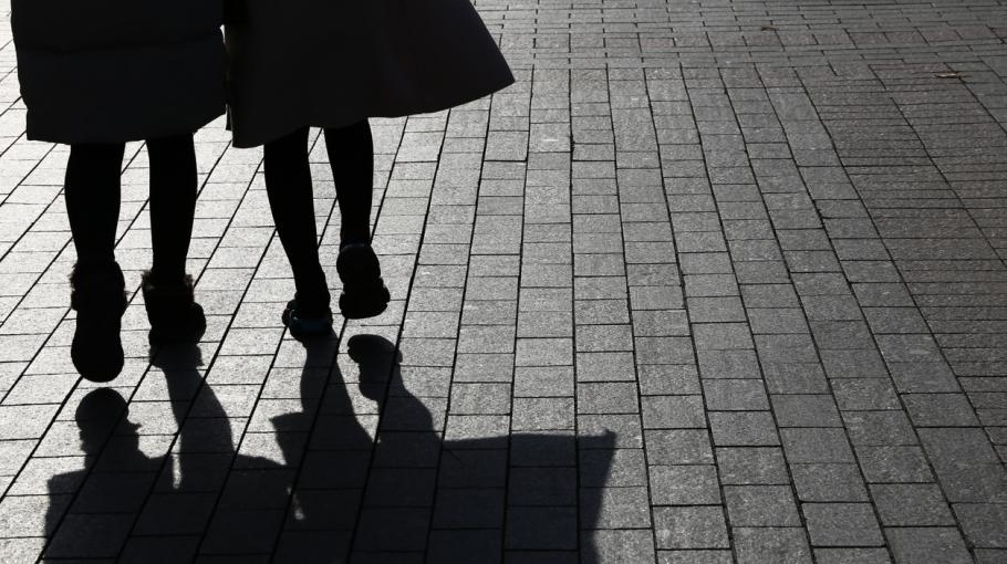 Deux femmes marchant côte à côte
