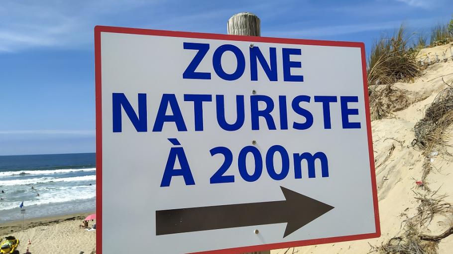 Un panneau indiquant une zone naturiste