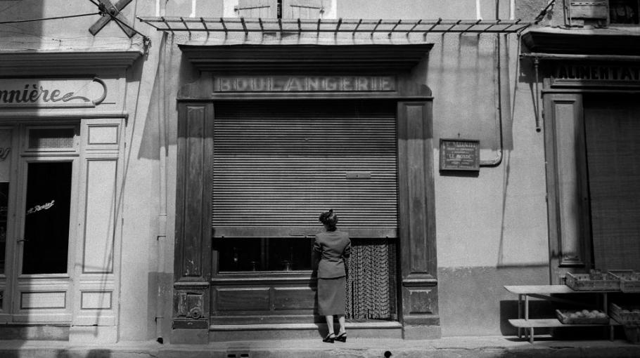Une des boulangeries de Pont-Saint-Esprit, accusée de vendre du pain empoisonné, a été fermée en 1951.
