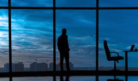 Un homme d'affaires près d'un bureau
