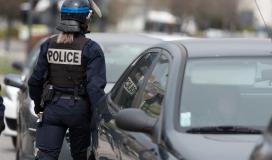 Une femme fonctionnaire de police