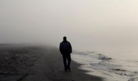 Un homme seul sur une plage