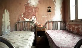 Une chambre d'hôtel abandonnée