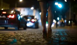 Une femme sur un trottoir