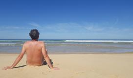 Un homme sur une plage