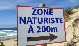 Un panneau indiquant une zone naturiste