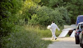 Un technicien sur les lieux où le couple a été enterré
